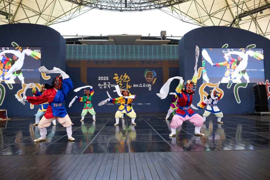 안동국제탈춤페스티벌 무대에서 여러 공연자가 춤추는 모습