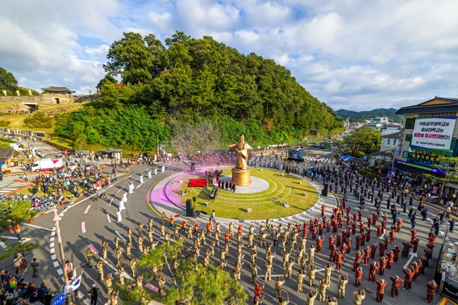 공산성 아래 무령왕 동상 광장에서 열리는 대규모 기념 행사를 위에서 내려다본 모습