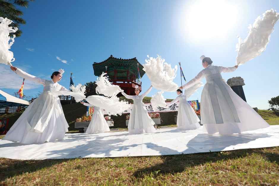 공산성 누각 앞에서 흰 한삼을 휘날리며 추는 전통 의례춤