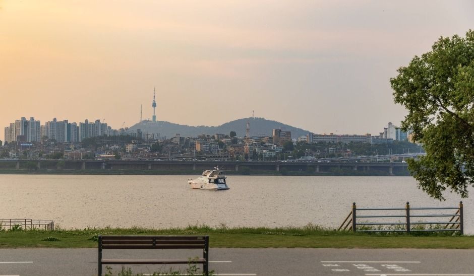 한강 건너편 서울 풍경과 자전거도로가 보이는 서래섬 주변 산책로