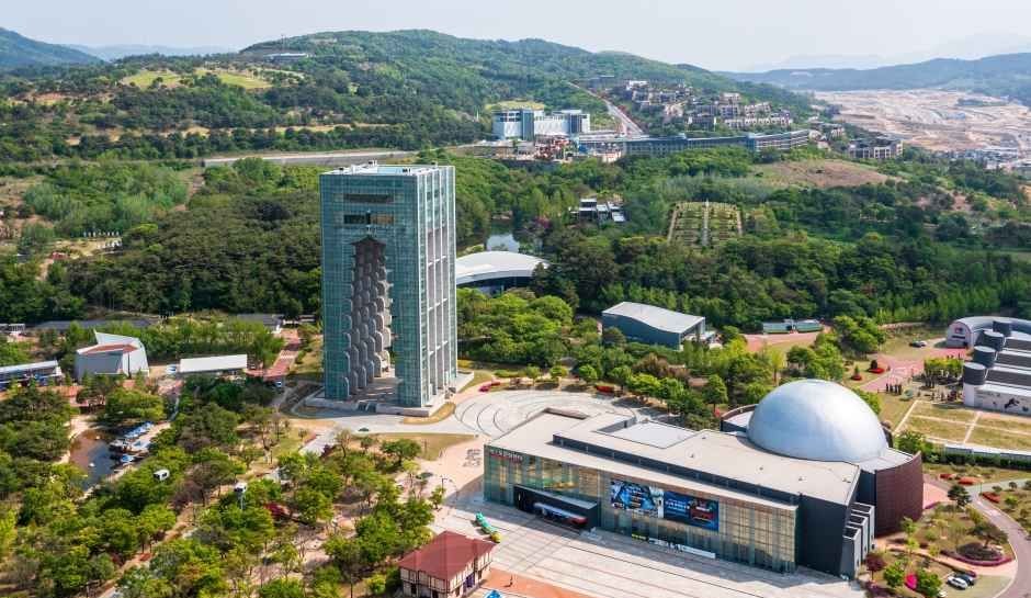 보문호 주변에 호텔과 관광 시설이 모여 있는 보문관광단지 전경