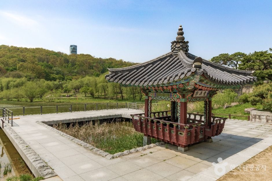 북서울꿈의숲 전망대 건물과 주변 숲 풍경