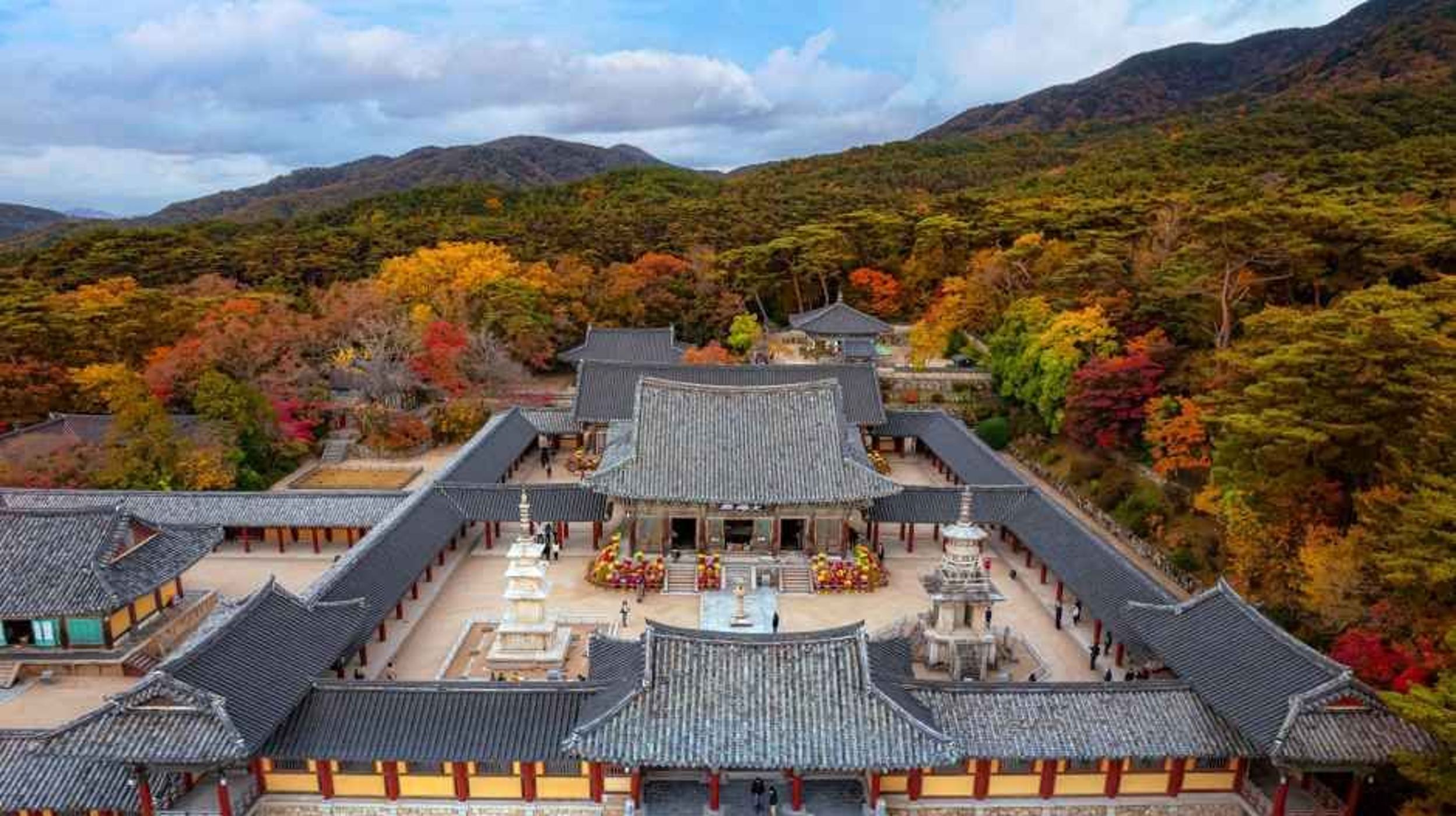 산으로 둘러싸인 불국사 전경을 위에서 내려다본 모습