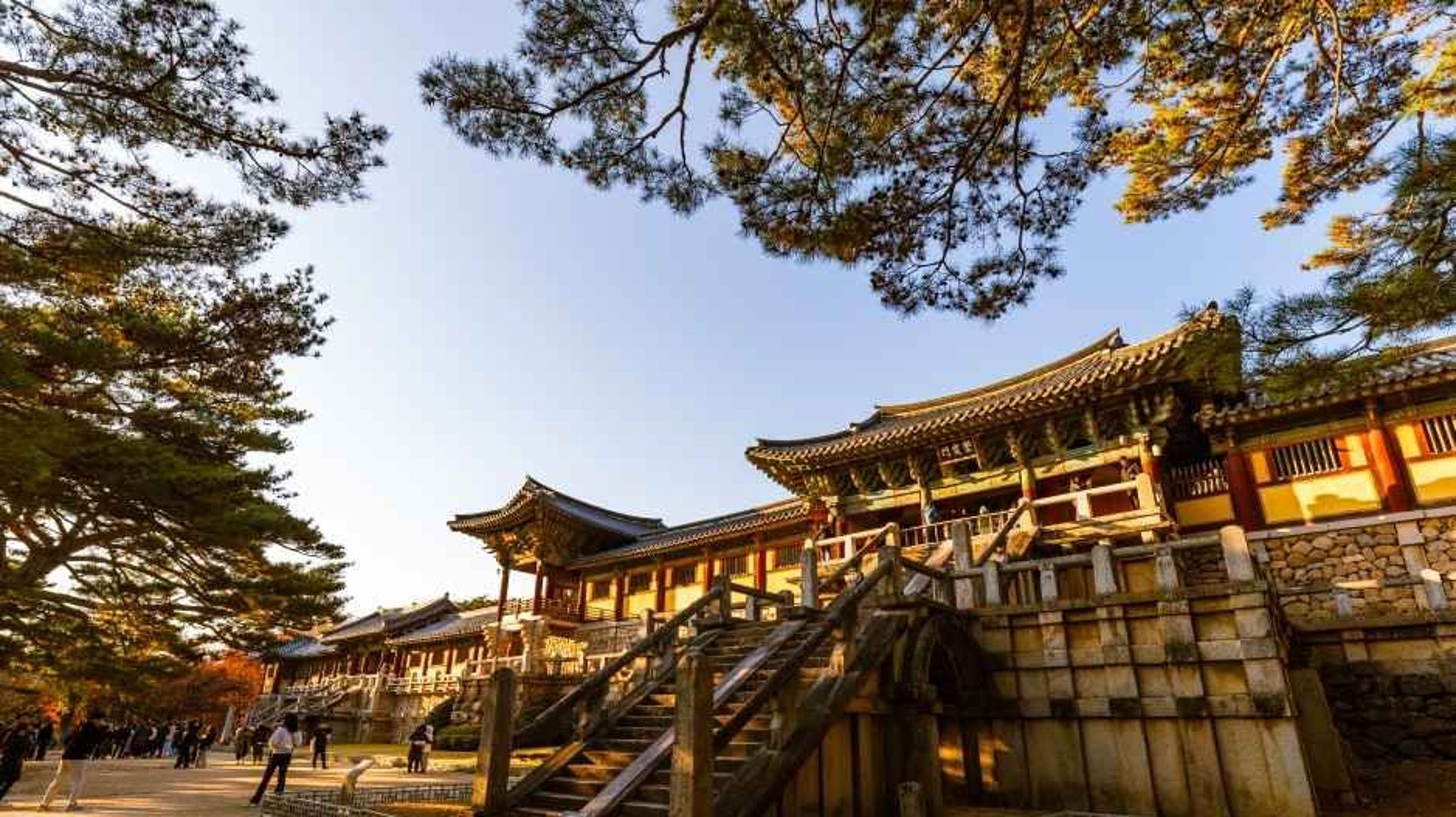 노을빛을 받은 불국사 청운교와 백운교 돌계단