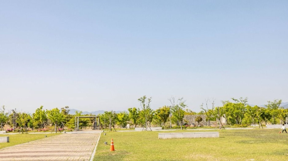 넓은 잔디밭과 나무가 어우러진 을숙도 습지공원 풍경