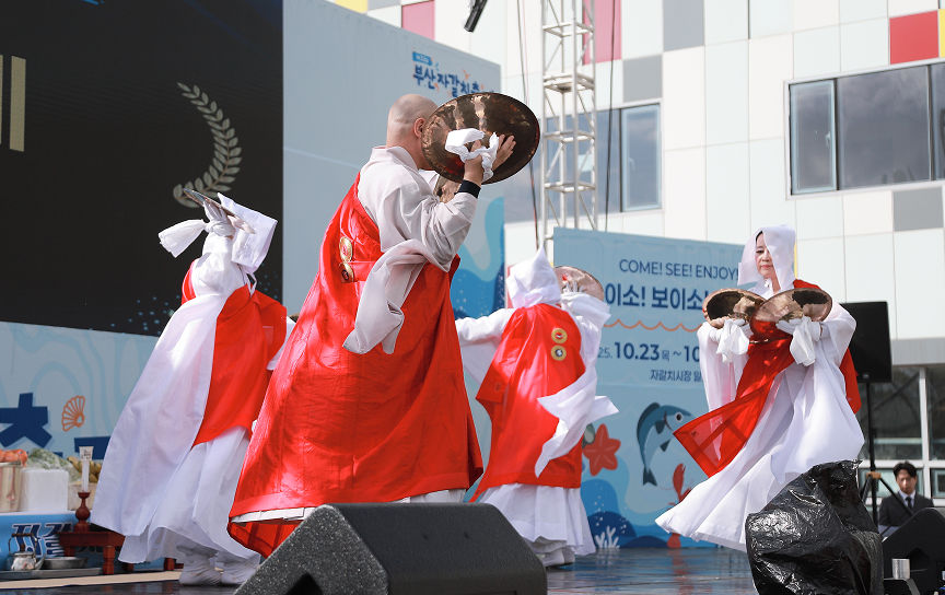 부산자갈치축제 무대에서 징을 치며 전통 공연을 펼치는 공연자들