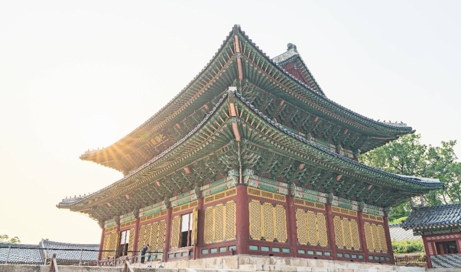 창덕궁 인정전 전각과 넓은 월대가 보이는 궁궐 풍경