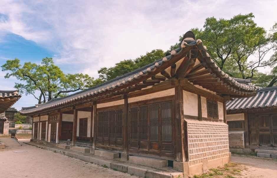 창덕궁 낙선재 권역의 단정한 한옥 전각과 마당