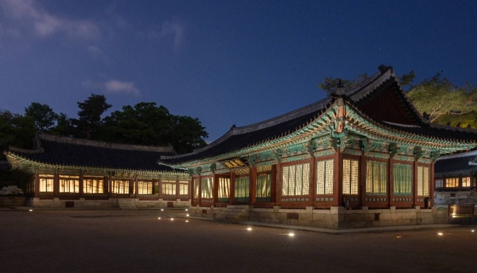 어둠이 내린 창경궁 전각에 조명이 켜져 처마와 마당이 은은하게 보이는 야경