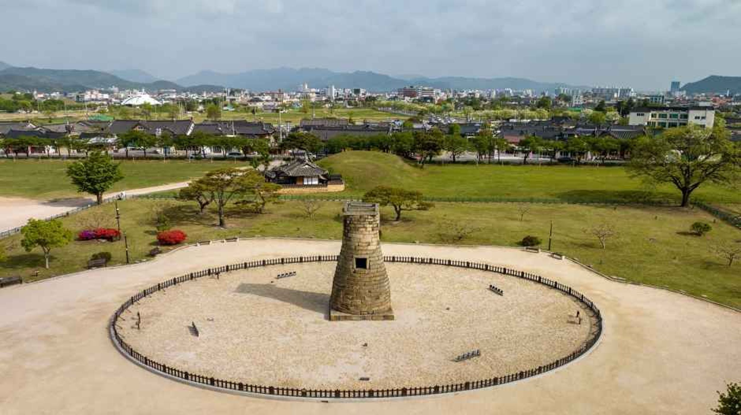 첨성대와 주변 산책로