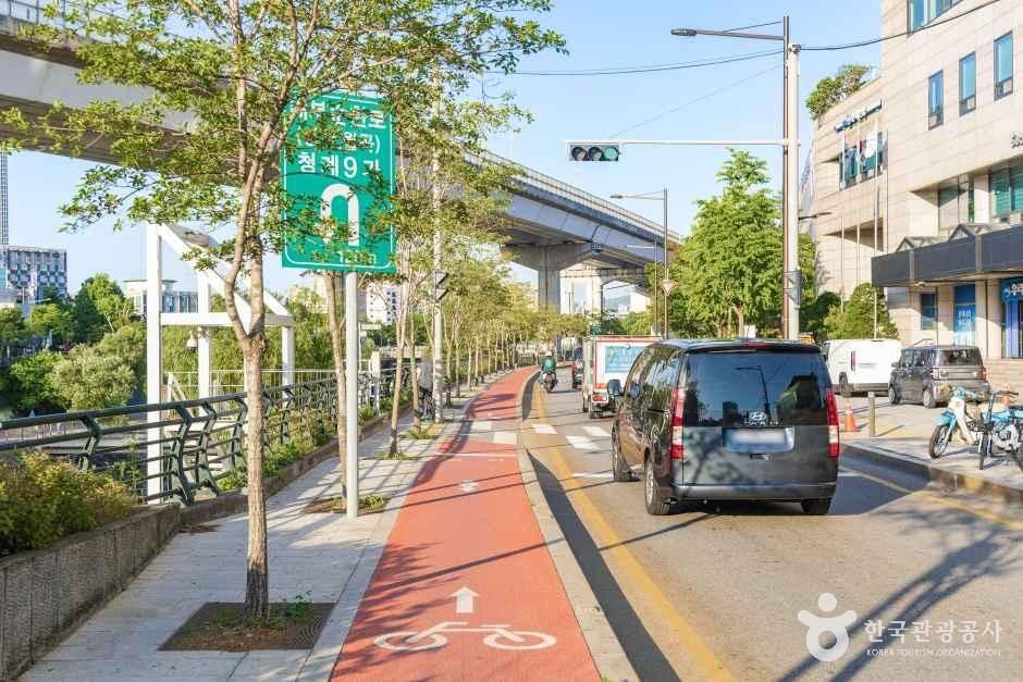 청계천 자전거도로와 수변 산책로