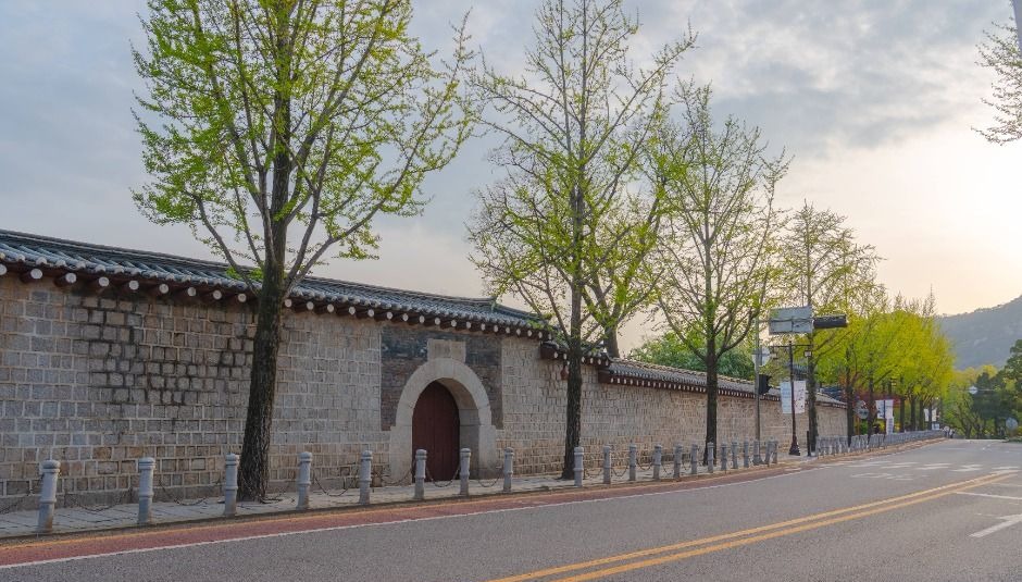 청와대 앞길의 돌담과 아치형 출입문
