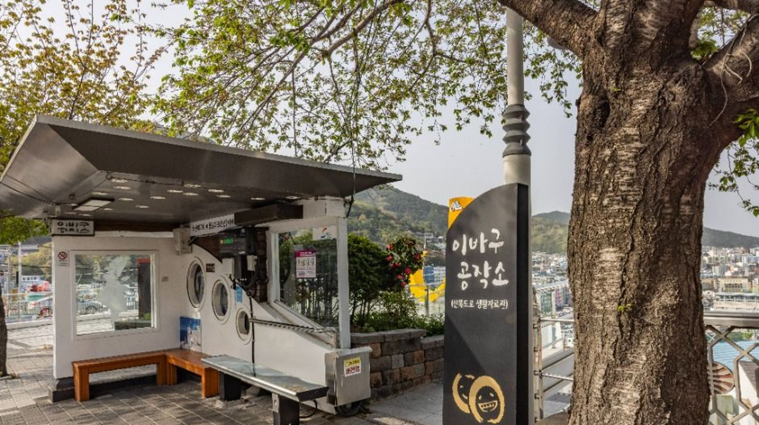 초량 이바구길 이바구공작소 앞 승강장과 초량 시가지 전망