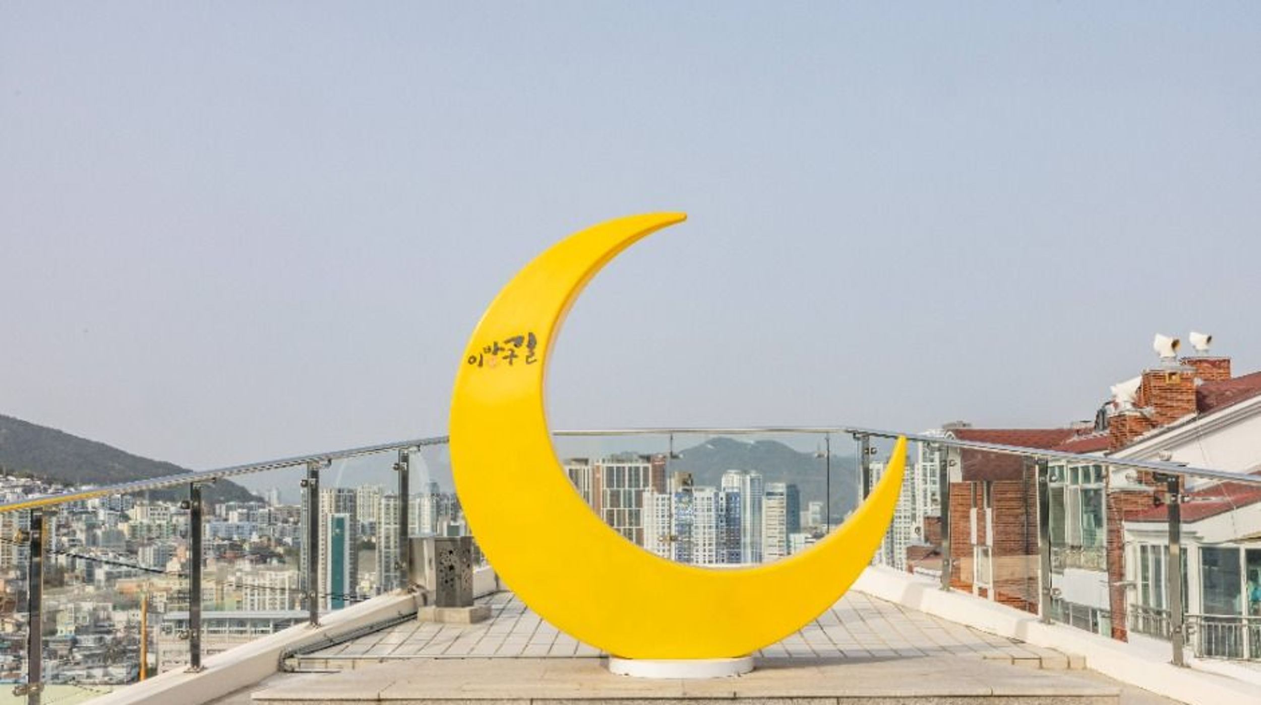 이바구길 전망 데크의 초승달 조형물과 초량 시가지, 고층 빌딩 전망
