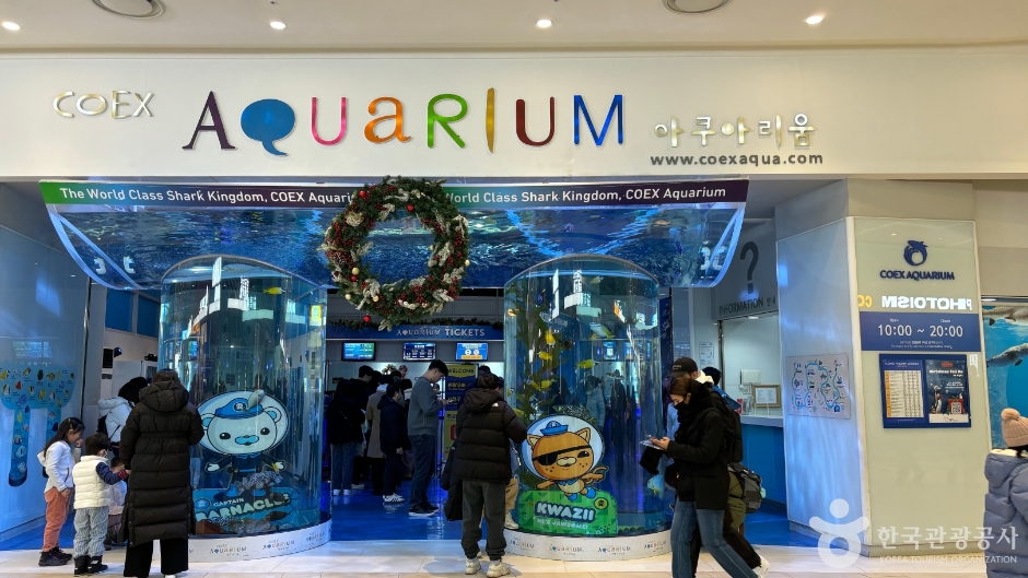 코엑스 아쿠아리움 입구와 안내 표지, 수조가 있는 실내 전경