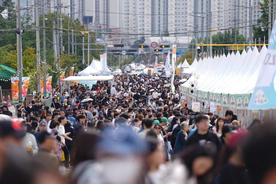 천막이 이어진 거리에 방문객이 빽빽하게 모인 대전 빵축제 현장