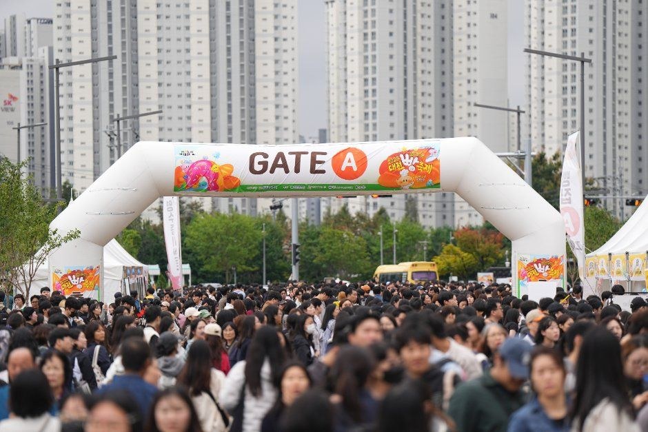 빵 모양 장식의 게이트 아래로 방문객이 가득 모인 대전 빵축제 입구