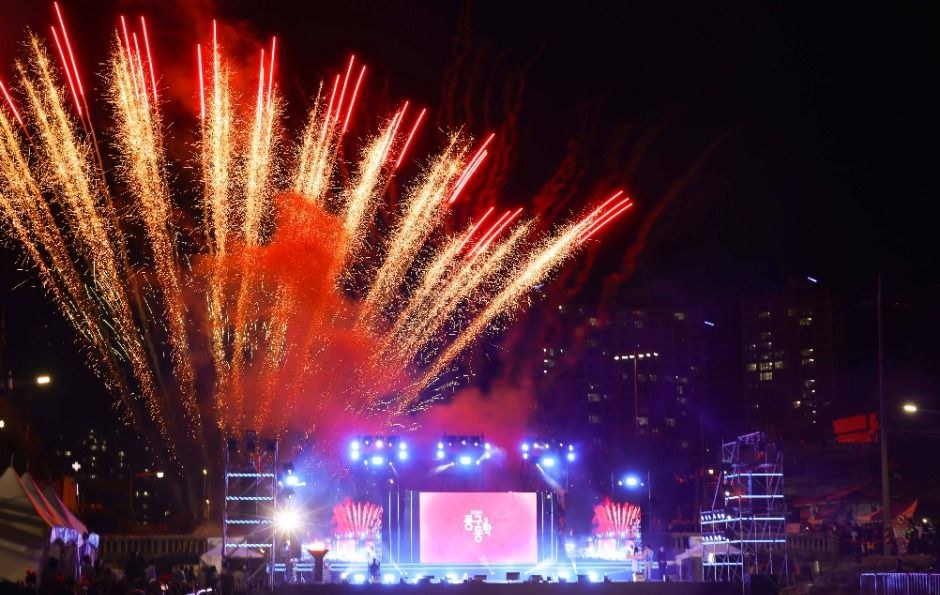 밤에 무대 위로 붉은 불꽃이 터지고 시가지가 보이는 대전 동구동락 축제 현장