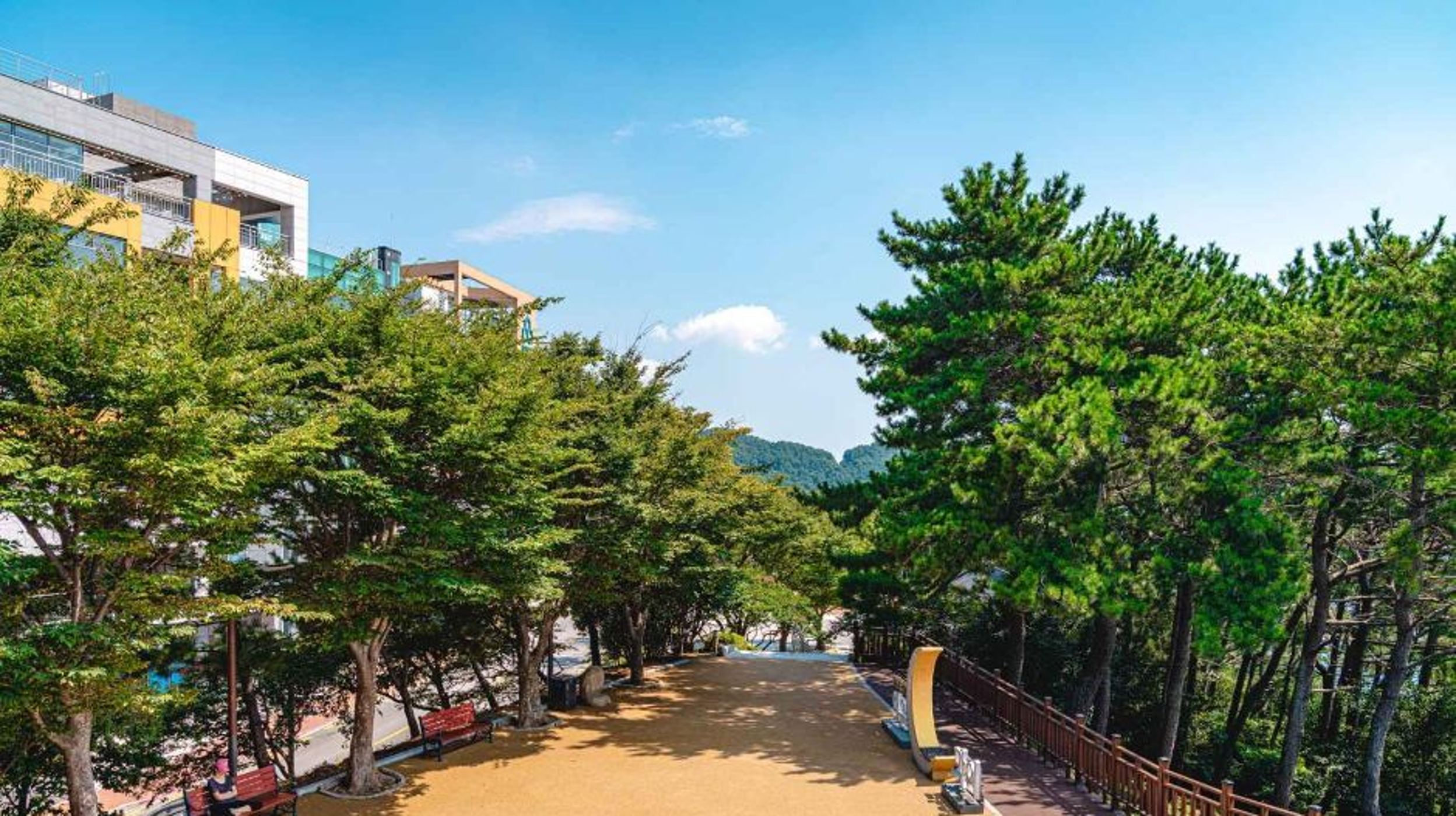 밤에 조명을 밝힌 해운대 달맞이 초승달 조형물