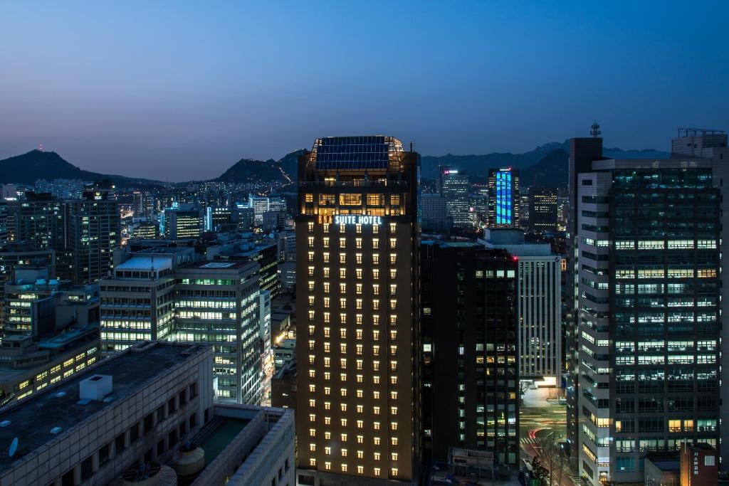서울 도심 야경 속에 불이 켜진 ENA 스위트 호텔 남대문 건물 외관