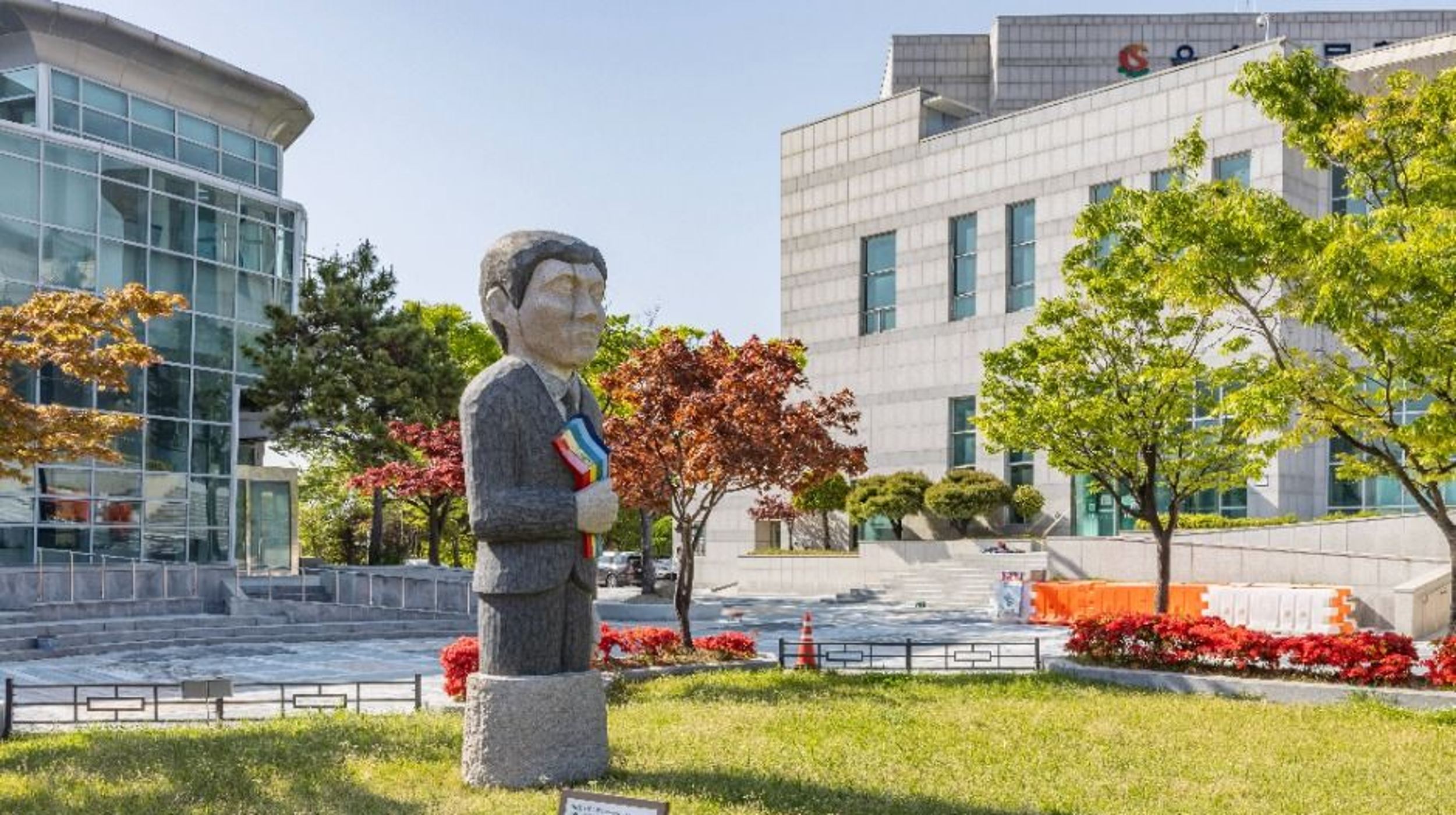 을숙도생태교육공원 입구 표지판과 산책로