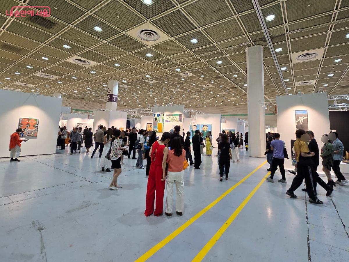 코엑스 전시홀 안에서 작품을 관람하는 방문객들