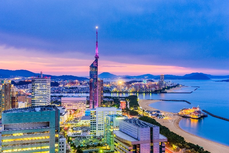 모모치 해안과 후쿠오카타워가 보이는 후쿠오카 시내 풍경