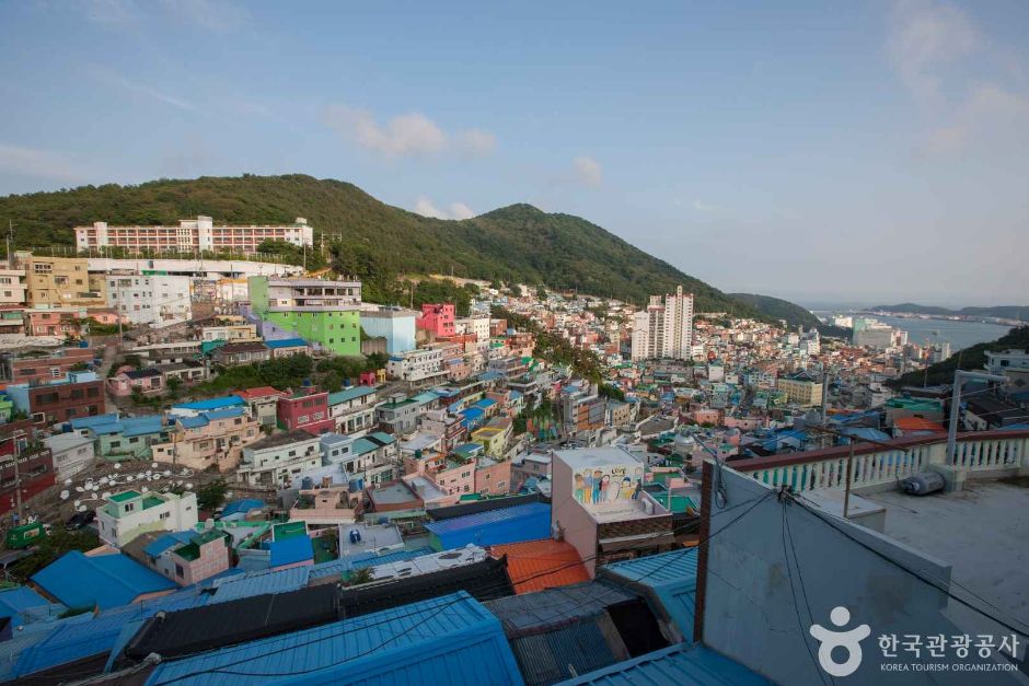 아침 햇살 아래 바다를 배경으로 펼쳐진 감천문화마을과 산비탈 마을