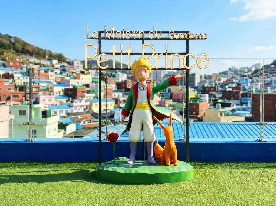 감천문화마을 전망대에 세워진 어린왕자와 사막여우 조형물, 뒤로 마을 전경이 보인다
