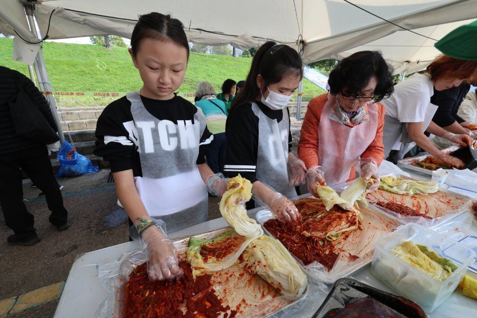 강경젓갈축제 체험관에서 김치를 담그는 어린이 참가자들