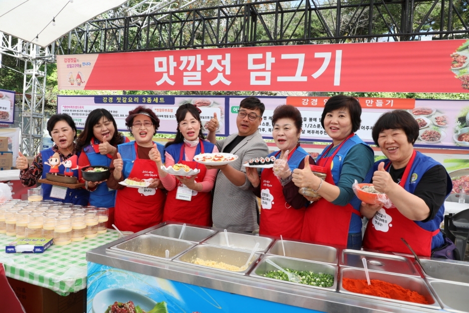 강경젓갈축제 체험 부스에서 각종 젓갈 요리를 들고 웃는 참가자들