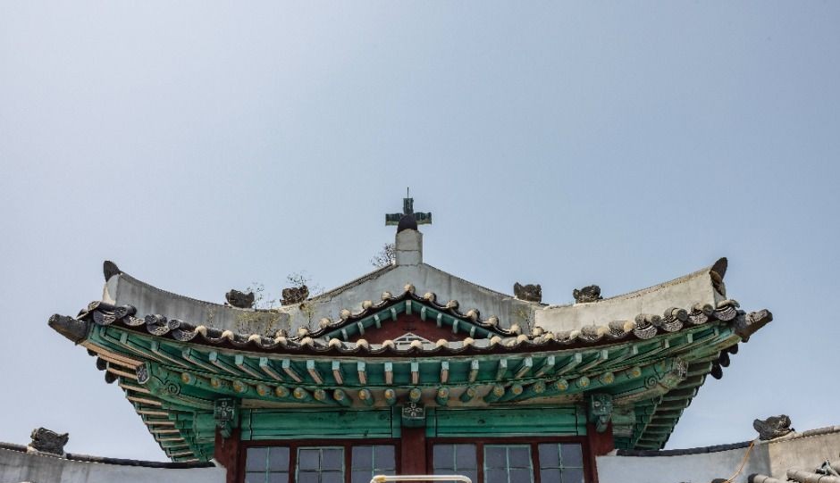 한옥 양식으로 지어진 성공회강화성당 지붕과 십자가