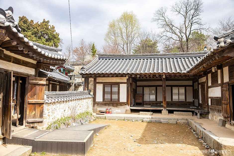기와지붕과 마당이 어우러진 용흥궁 내부 전경