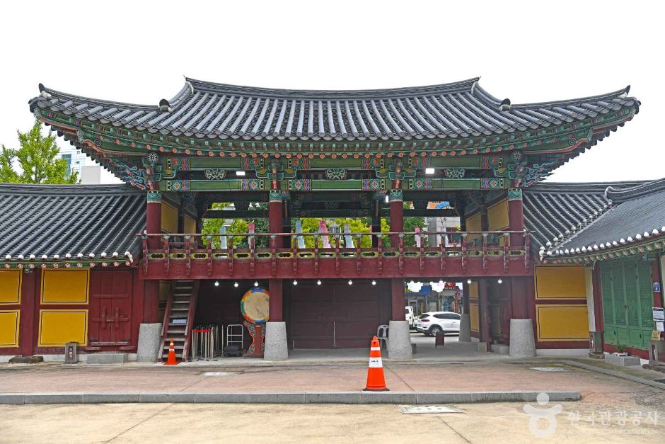강릉 대도호부 관아의 화려한 문루와 전통 기와 지붕 전경