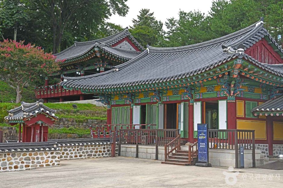 강릉 대도호부 관아의 문루와 출입 공간을 정면에서 바라본 모습