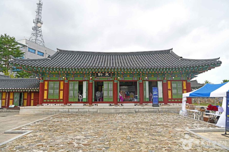 강릉 대도호부 관아의 넓은 마당 앞에 자리한 단청 전각