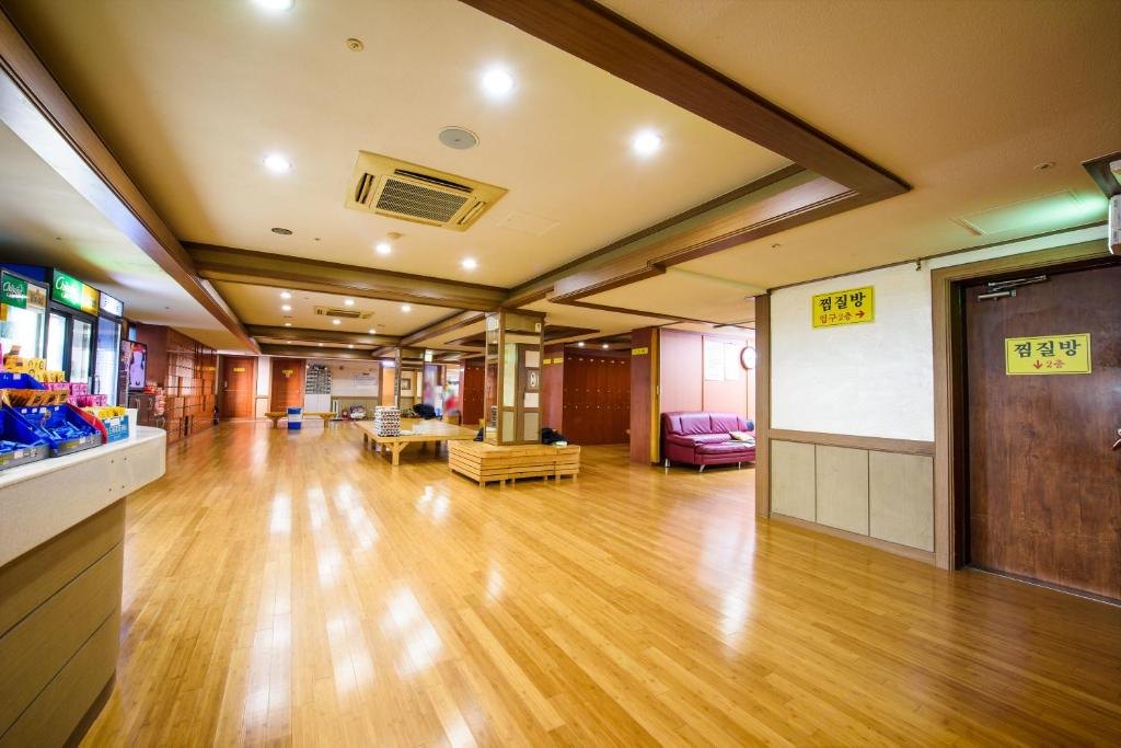강릉 동아호텔 찜질방 입구와 휴식 공간