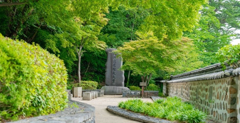강릉 경포대 누각과 정자 주변의 전통 건축 풍경