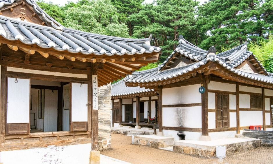 강릉 오죽헌의 전통 한옥과 마당 풍경