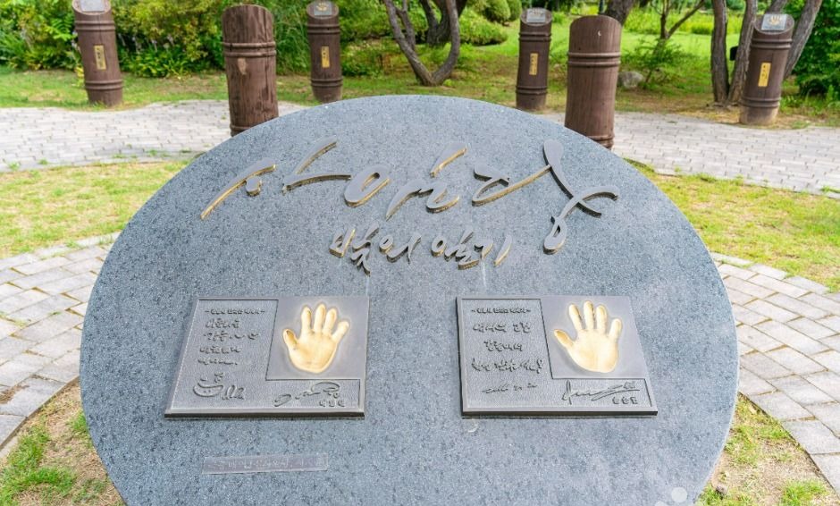 강릉 오죽헌 주변 정원의 기념 조형물과 나무길