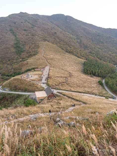 억새 물결 사이로 나무 데크길이 굽이굽이 이어지는 간월재 능선을 다른 각도에서 내려다본 모습