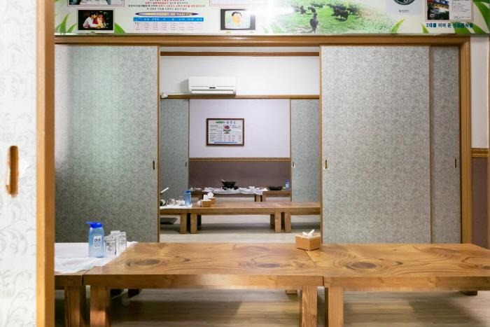 금정산성마을 식당 안쪽 좌식 공간