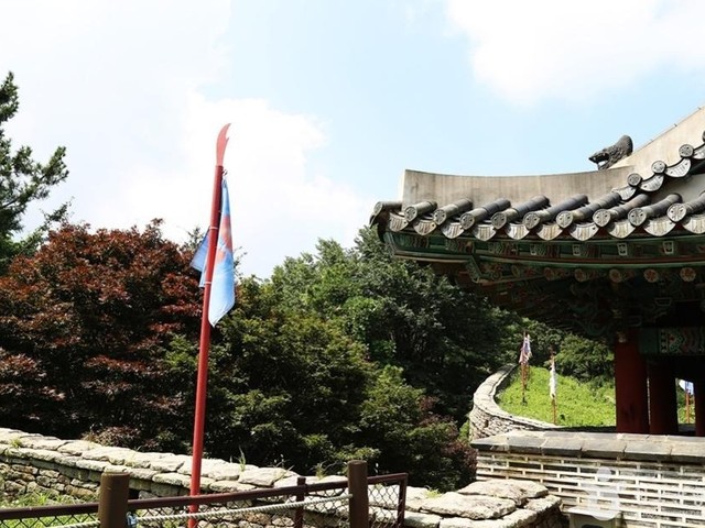 금정산성 동문과 숲으로 이어지는 성벽길