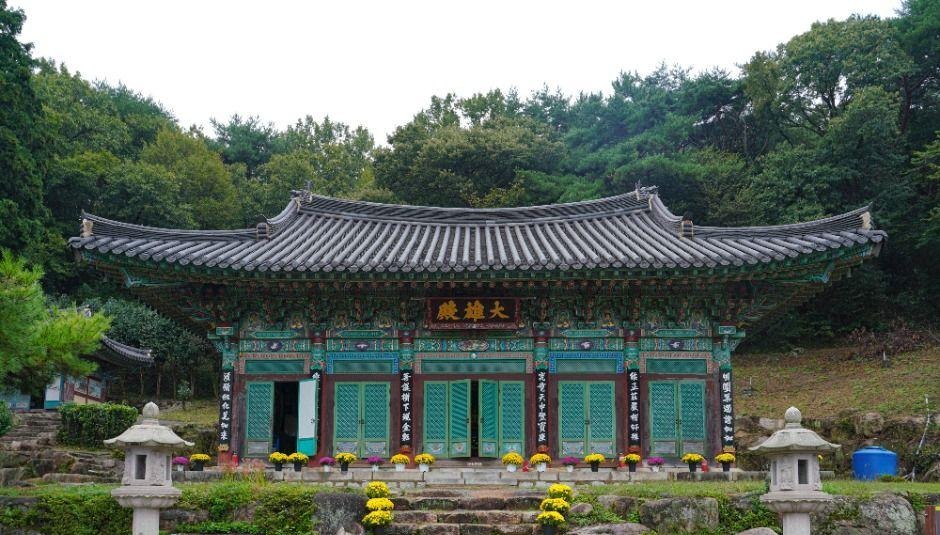 금정산 숲 안에 자리한 국청사 건물