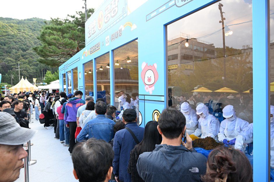 푸른 부스 앞에 방문객이 길게 줄을 선 김천김밥축제 현장