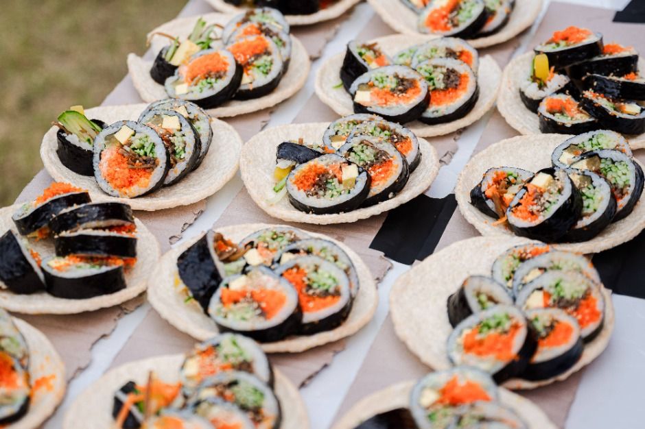 접시마다 알록달록한 김밥이 가지런히 놓인 모습