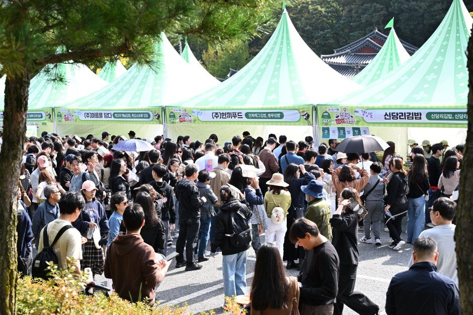 초록 천막 아래 방문객이 가득 모인 김천김밥축제 거리
