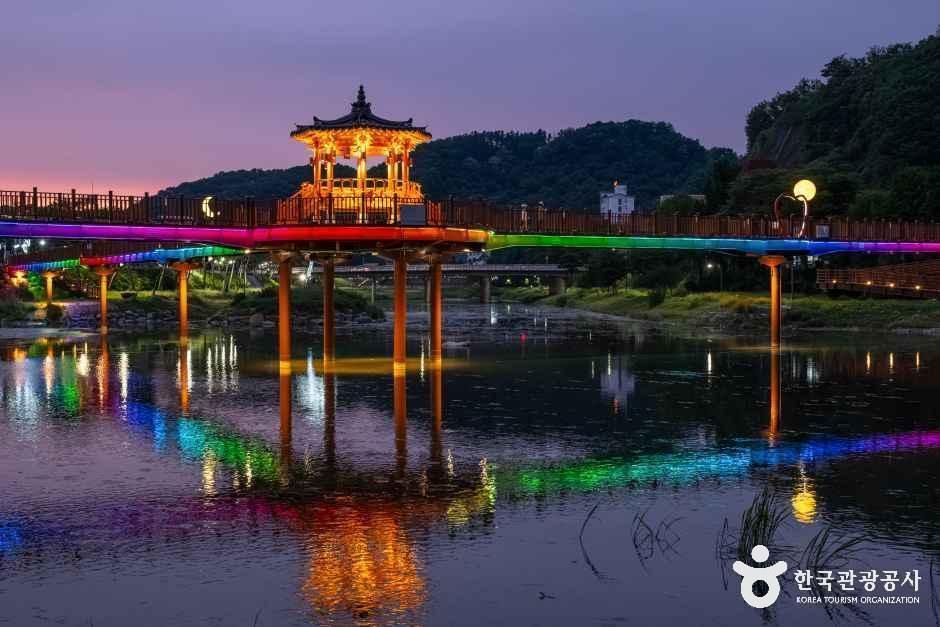 괴산 오작교의 화려한 야간 조명과 강물에 비친 반영
