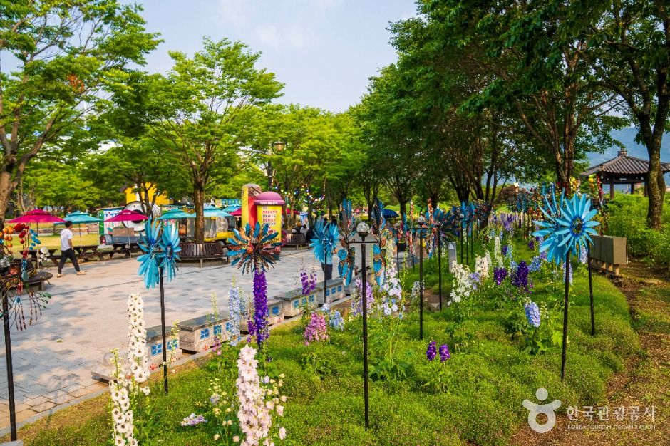 섬진강기차마을 산책로에 놓인 색색의 바람개비와 꽃길 장식