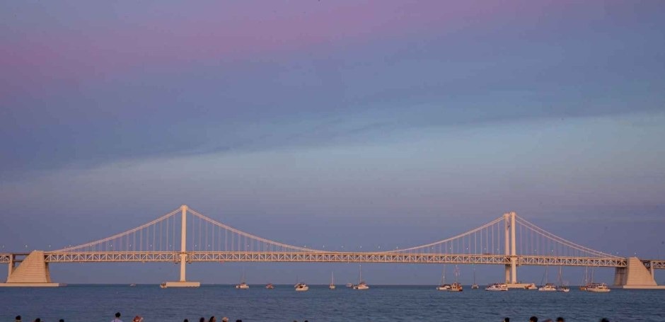 광안대교가 보이는 광안리해수욕장 백사장과 바다